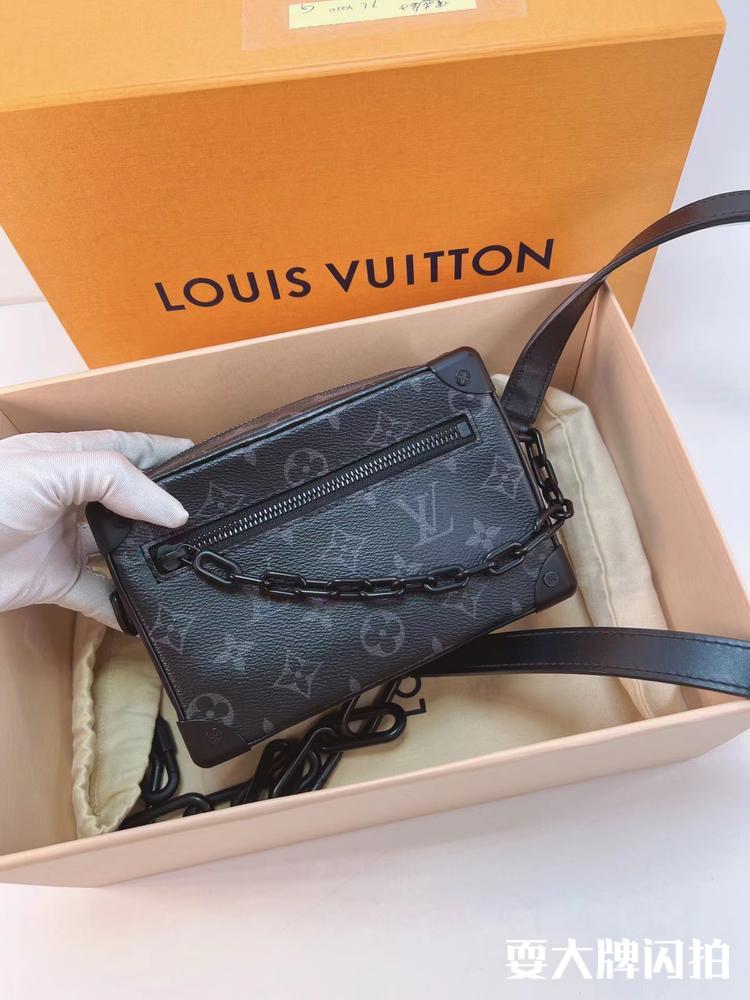 Louis Vuitton路易威登 闲置限定秀款soft trunk黑花软盒子 LV闲置限定秀款soft trunk黑花软盒子，高颜值独特设计非常个性，各路明星上身，断货难买 一包难求，专柜公价24700，附件如图